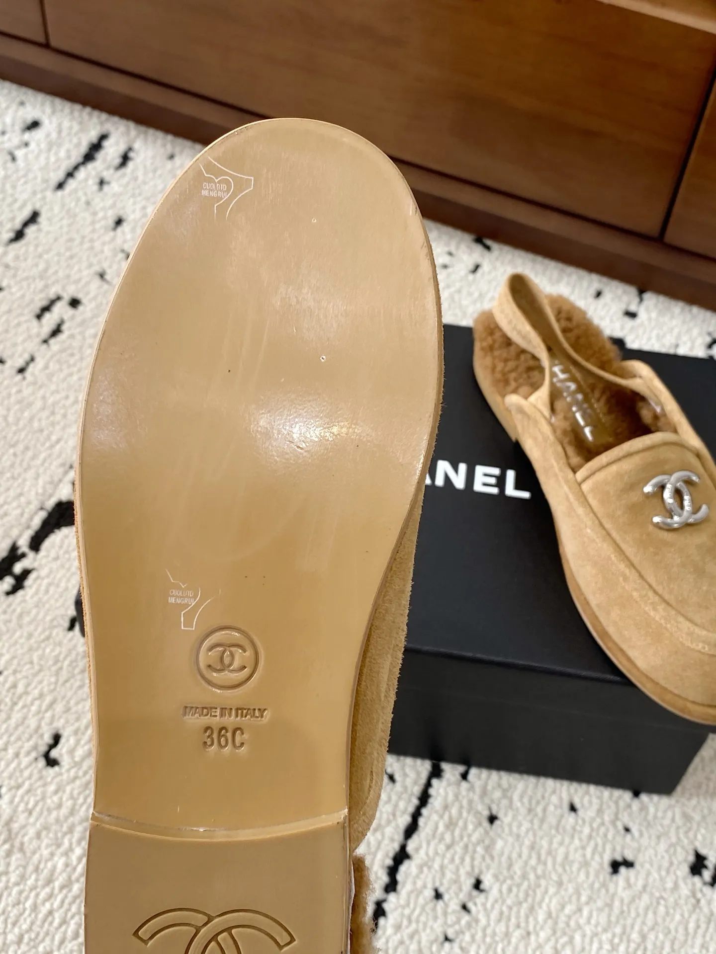 👟👟Ex-factory price 640👟👟 🍀CHANEL25s Chanel Mary Jane beanie hair slippers, a hot new release in the early autumn series, this season's hot item from the fragrance family! I really fell in love at first sight, the classic color matching is perfect!  Really super personalized, which is the biggest highlight of this shoe. The eye-catching but not exaggerated design is super cool for daily use. It is super versatile whether paired with pants, sweaters or skirts. It looks good no matter how you wear it. The more you look at it, the more you like it! Upper: imported sheep leather. Lining: original developed lamb wool. Outsole: Italian leather outsole. Size: #35-41 (40 41 custom-made, non-refundable) 👉 👉